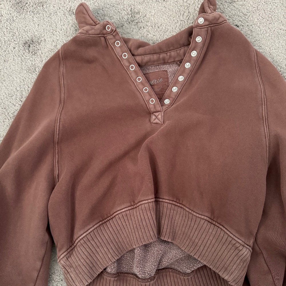 Long sleeve cropped sweatshirt